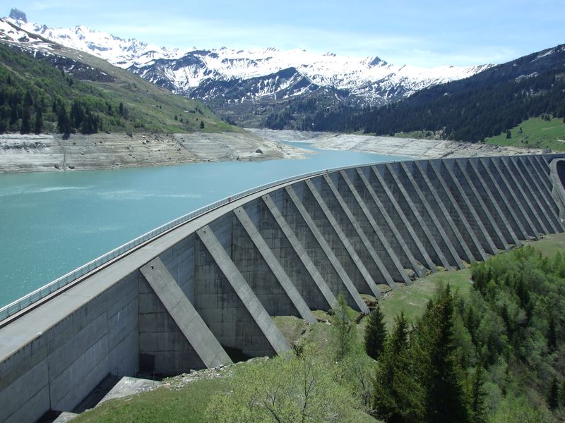 Ukraine's Nova Kakhovka Dam: A Comprehensive OverviewUkraine,NovaKakhovkaDam,Comprehensive,Overview.