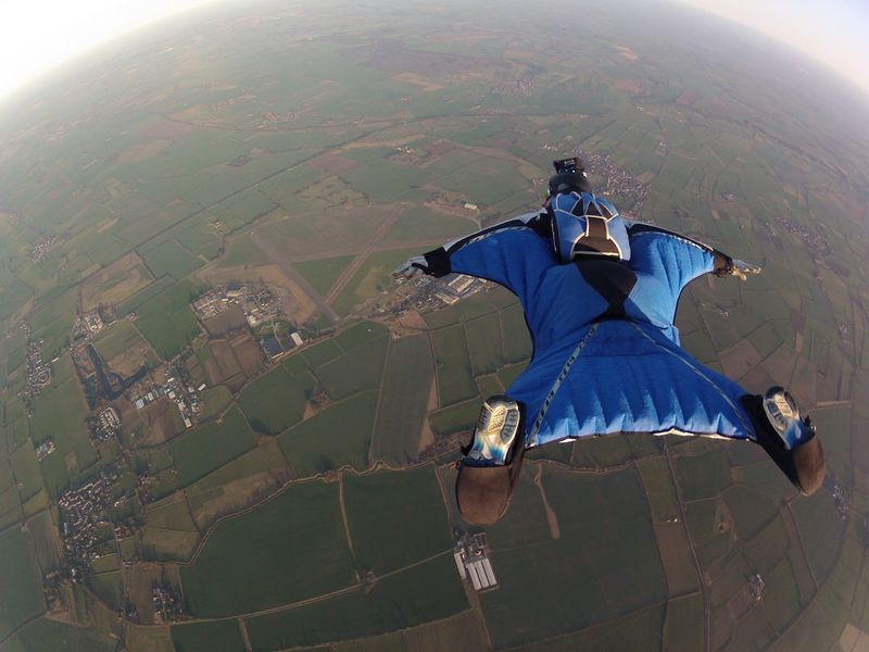 "Tragic Loss in the Skies: French Stuntman's Fatal Plunge in Hong Kong"tragicloss,skies,Frenchstuntman,fatalplunge,HongKong