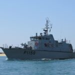 "On the Frontlines: US Navy Warship Thwarts Threat as Tensions Rise Near Yemen"navywarship,tensions,Yemen,frontlines,USNavy